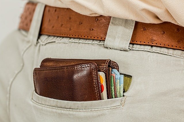 Kreditkarte und Geldbörse in Hosentasche