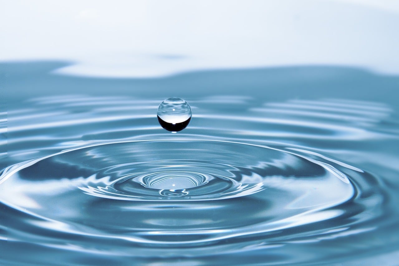 Wasserfilter sauberes Trinkwasser Regentropfen